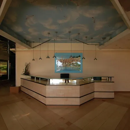 Renove Avec Balcon Et Garage En Plein Coeur De - Fr-1-196-375 Menton