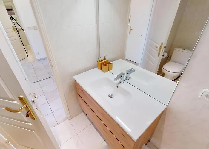 Renove Avec Balcon Et Garage En Plein Coeur De - Fr-1-196-375