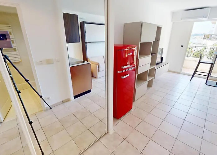 Renove Avec Balcon Et Garage En Plein Coeur De - Fr-1-196-375 Menton