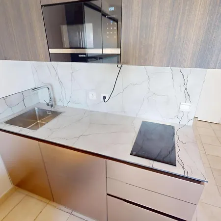 Rénové Avec Balcon Et Garage En Plein Cœur De - Fr-1-196-375 * Menton
