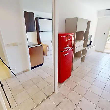 Rénové Avec Balcon Et Garage En Plein Cœur De - Fr-1-196-375 Menton