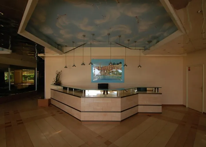 Renove Avec Balcon Et Garage En Plein Coeur De - Fr-1-196-375 Menton