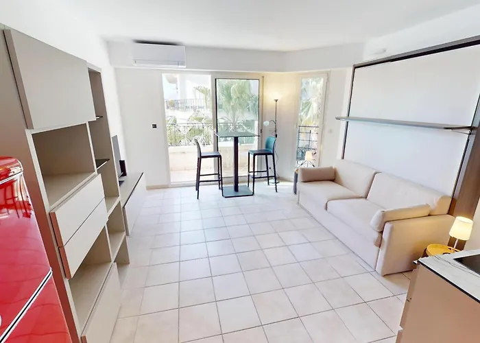 Daire Renove Avec Balcon Et Garage En Plein Coeur De - Fr-1-196-375